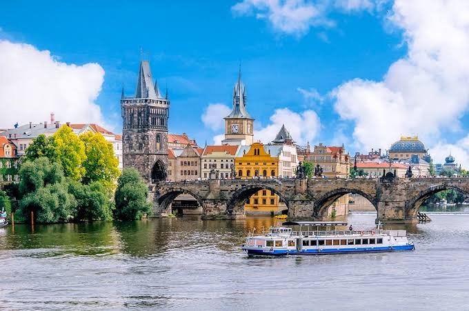 Ekspress Orta Avrupa Turu Ajet Hy İle Bratislava Turu Dahil 5 Gece 6 Gün (PRG-BUD) 2027